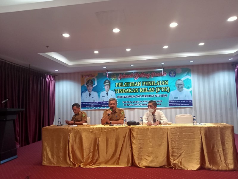 Pemko Medan Melalui Dinas Pendidikan Kota Medan Menggelar Pelatihan Penelitian Tindakan Kelas (PTK) di Royal Condotel, Senin (26/9)