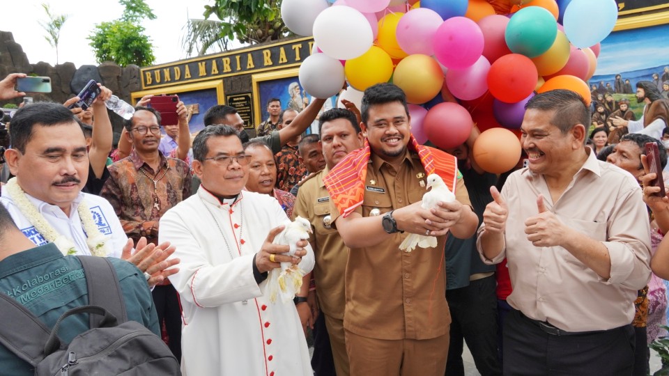 Wali Kota Medan, Bobby Nasution Meresmikan Gua Ratu Segala Bangsa Ulang Tahun Ke-25 dan Pesta Perlindungan Paroki St Fransiskus Assisi Padang Bulan di Gereja Khatolik Paroki St Fransiskus Assisi Padang Bulan Medan Jalan Bunga Ester, Selasa (4/10)