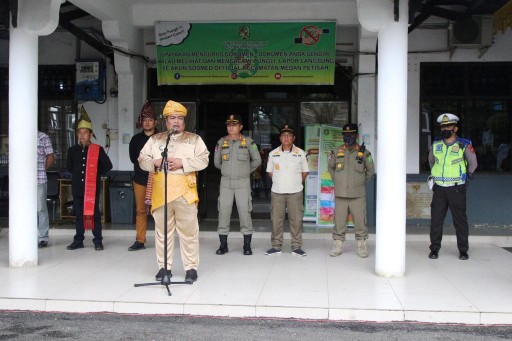 Tim Gabungan Yang Terdiri Dari Petugas Satpol PP, Dinas PU, Dinas Kominfo, Dinas Kesehatan, Dinas Perhubungan, Dinas Pencegahan Pemadaman Kebakaran, Jajaran Kecamatan Medan Petisah Melakukan Apel Gabungan di Halaman Kantor Camat Medan Petisah, Jumat (7/10)