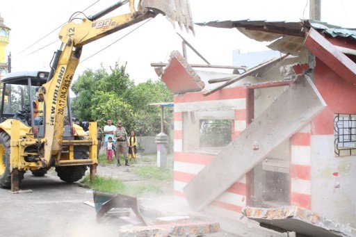 Tim Gabungan Beraksi di Medan Deli Bongkar Posko di Atas Drainase, Rabu (12/10)