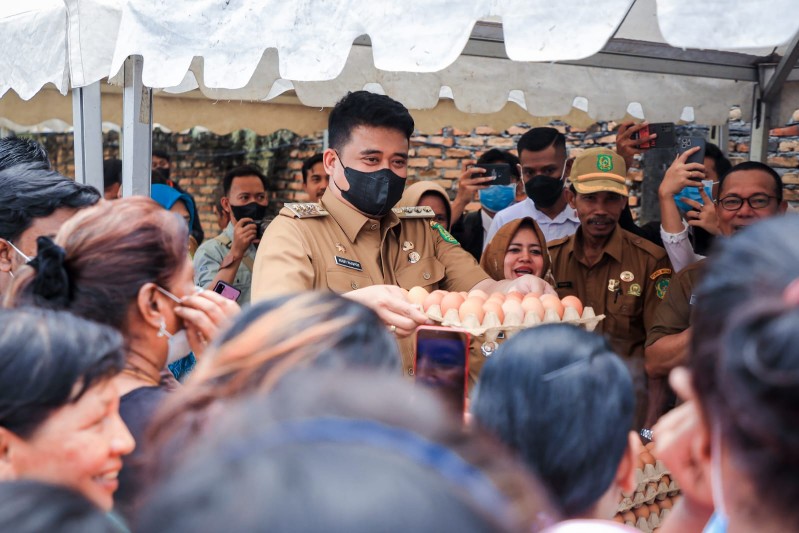 Wali Kota Medan, Bobby Nasution Membuka Secara Resmi Pasar Murah Pemko Medan Dalam Rangka Menyambut Hari Raya Deepavali di Lapangan Baronet, Starban, Polonia, Senin (17/10)