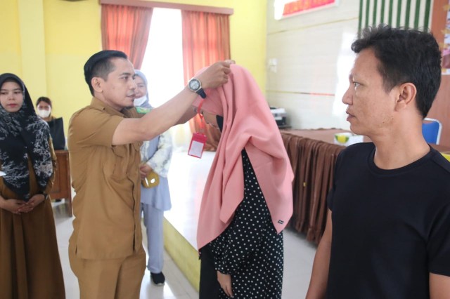 Kepala Dinas Perindustrian Kota Medan Parlindungan Diwakili Yemki Satria Selaku Analis Industri Membuka Pelatihan Pembuatan Gorden Bagi Warga di Kec. Medan Belawan, di Aula Kantor Camat Medan Belawan, Senin (7/11)