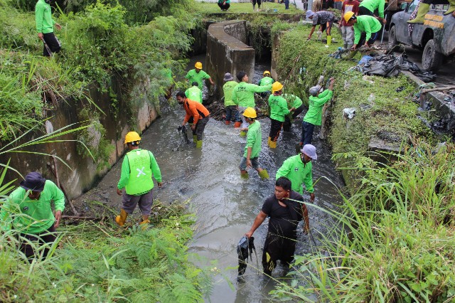 Kecamatan Medan Helvetia Beserta Seluruh Kelurahan di Wilayah Kecamatan Melakukan Gotong Royong di Tapal Batas Kota Medan dan Deliserdang, Sabtu (12/11)