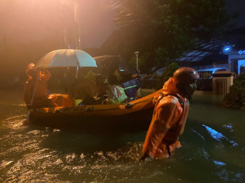 Wali Kota Medan, Bobby Nasution Langsung Gerak Cepat (Gercep) Menyikapi Banjir Yang Terjadi di Sejumlah Tempat di Kota Medan Menyusul Tingginya Intensitas Hujan Aejak Petang Hingga Malam, Jumat (18/11)