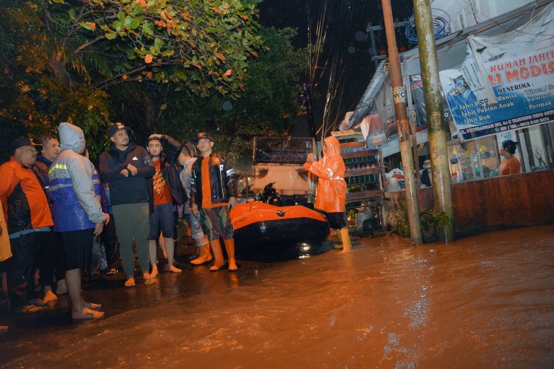 Wali Kota Medan, Bobby Nasution Langsung Turun Nelihat Kondisi Banjir Yang Terjadi di Jalan Perjuangan, Kelurahan Tanjung Rejo, Kecamatan Medan Sunggal, Jumat (18/11) Jelang Tengah Malam