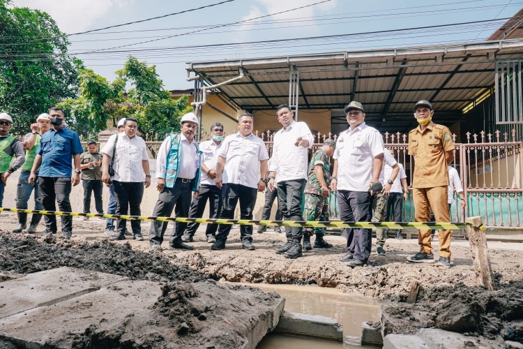 Wali Kota Medan, Bobby Nasution Meninjau Pemasangan U-Ditch di Jalan Jermal XV, Kelurahan Menteng, Kecamatan Medan Denai, Rabu (23/11) Siang