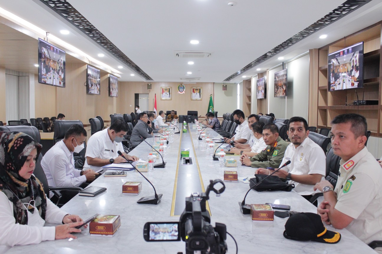 Pemko Medan mengikuti Rapat Koordinasi dan Evaluasi Tindak Lanjut Kesepakatan Penyelesaian Permasalahan Pengambilan Air Tanah di Kawasan Industri Medan (KIM) di Ruang Rapat I Lantai 2 Kantor Gubernur Sumatera utara, Rabu,(23/11)