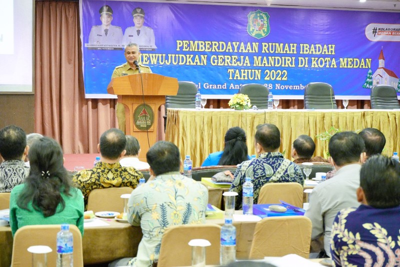 Asisten Pemerintahan dan Kesejahteraan Rakyat, Muhammad Sofyan Mewakili Wali Kota Medan, Bobby Nasution Membuka Sosialisasi Pemberdayaan Rumah Ibadah Mewujudkan Gereja Mandiri di Medan, di Hotel Grand Antares Medan, Senin (28/11)