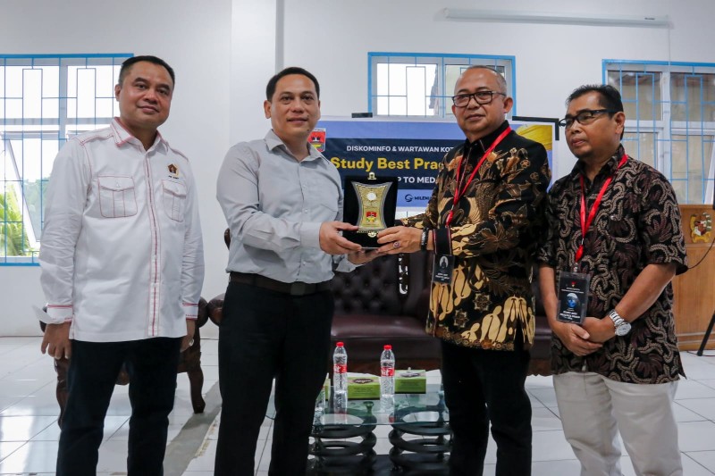 Kadis Kominfo Kota Medan, Arrahmaan Pane Menerima Kunjungan Rombongan Study Best Practice Dari Dinas Kominfo Kota Bukittnggi dan Persatuan Wartawan Indonesia (PWI) Bukittinggi di Aula Kantor Dinas Kominfo, Kamis (1/12)