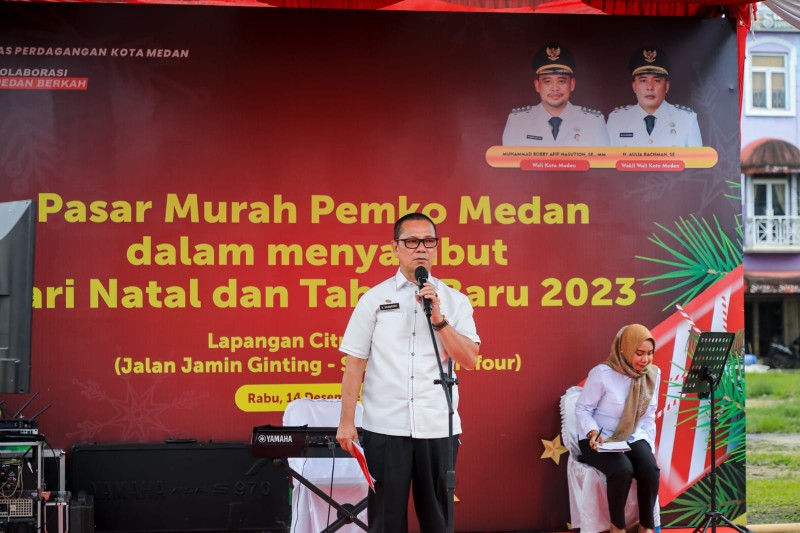 Kadis Perdagangan Kota Medan, Damikrot Membuka Pasar Murah Dalam Rangka Menyambut Natal dan Tahun Baru 2023 di Lapangan Ruko perkantoran Citra Garden, Medan Baru, Rabu (14/8)