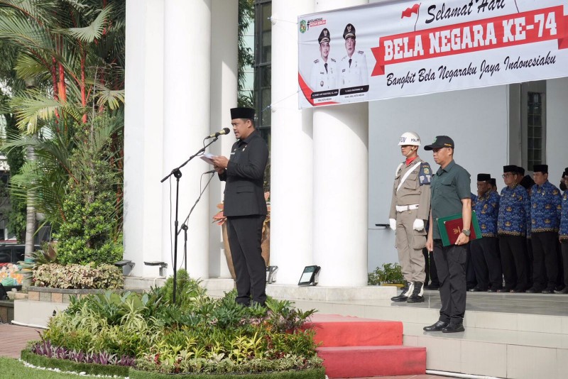 Wali Kota Medan, Bobby Nasution Menjadi Inspektur Upacara Peringatan Hari Bela Negara Ke-74 Tahun 2022, di Halaman Depan Kantor Wali Kota, Senin (19/12)