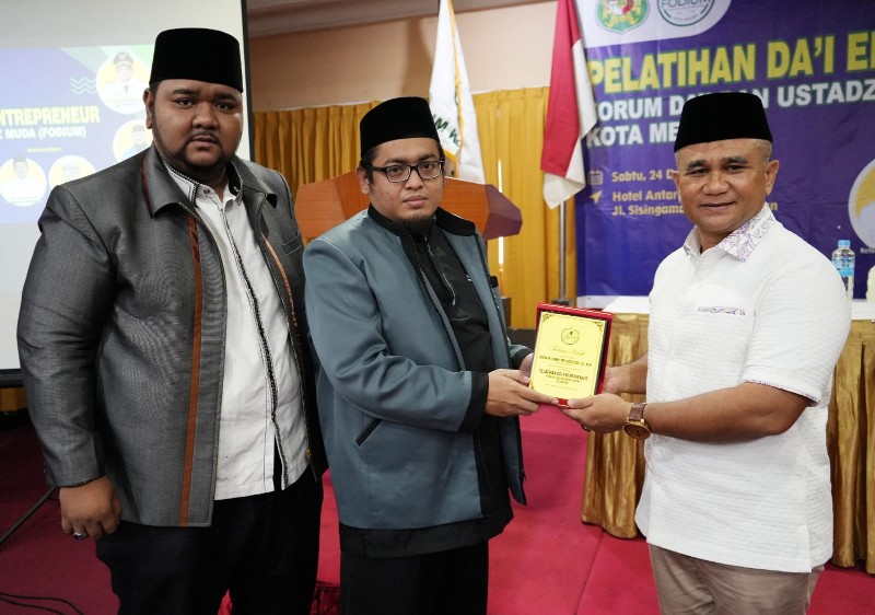 Asisten Pemerintahan dan Sosial Setda Kota Medan, M. Sofyan Menghadiri Acara Kegiatan Pelatihan Da'i Entrepreneur Yang Diselenggarakan Oleh Forum Da'i dan Ustadz Muda (Fodium) Kota Medan, di Hotel Antares, Sabtu (24/12)