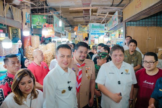 Wali Kota Medan, Bobby Nasution Mendampingi Menteri Koordinator Bidang Perekonomian (Menko Perekonomian) Airlangga Hartarto dan Menteri Perindustrian (Menperin) Agus Gumiwang Kartasasmita Meninjau Pusat Pasar Medan, Sabtu (24/12)