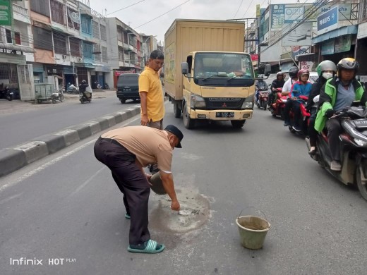 Kecamatan Medan Perjuangan Melakukan Gotong Royong Bersama Membersikan Median Jalan di Jalan Prof. H.M Yamin, Sabtu (24/12)