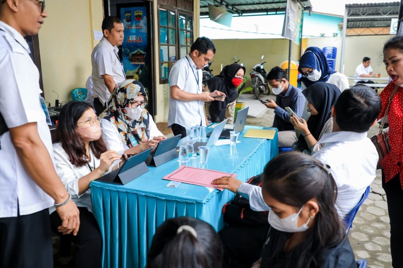 Pemko Medan melalui Dinas Ketenagakerjaan (Disnaker) Kota Medan Menggelar Job Fair Mini di Halaman Kantor Kecamatan Medan Deli, Rabu (15/2)