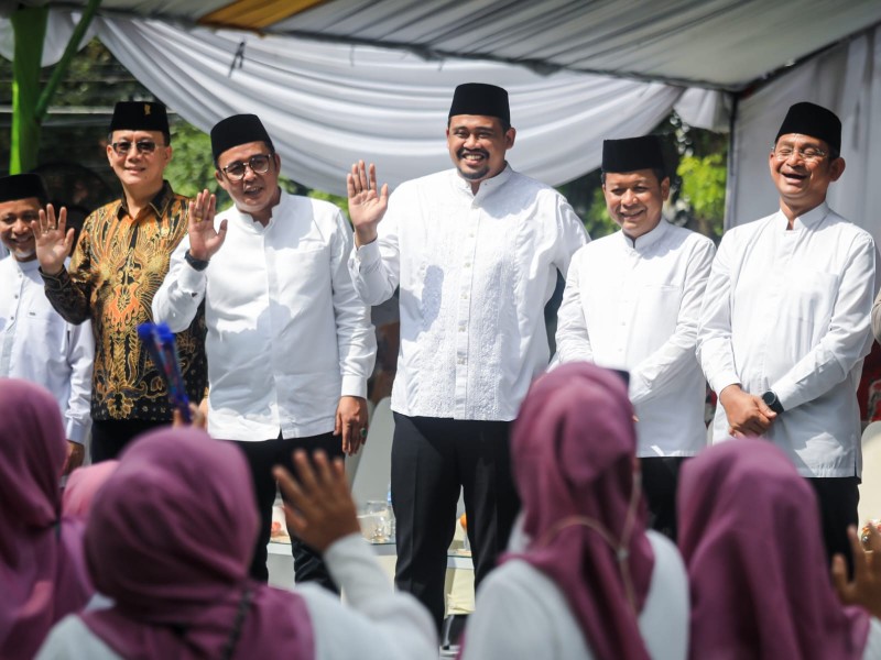 Ribuan Masyarakat Dari Berbagai Etnis dan Agama Yang Ada di Kota Medan Tumpah Ruah Ikut Serta Memeriahkan Pawai Ta'aruf MTQ Ke 56 Tingkat Kota Medan Yang Digelar di Stadion Mini USU, Sabtu (25/2)