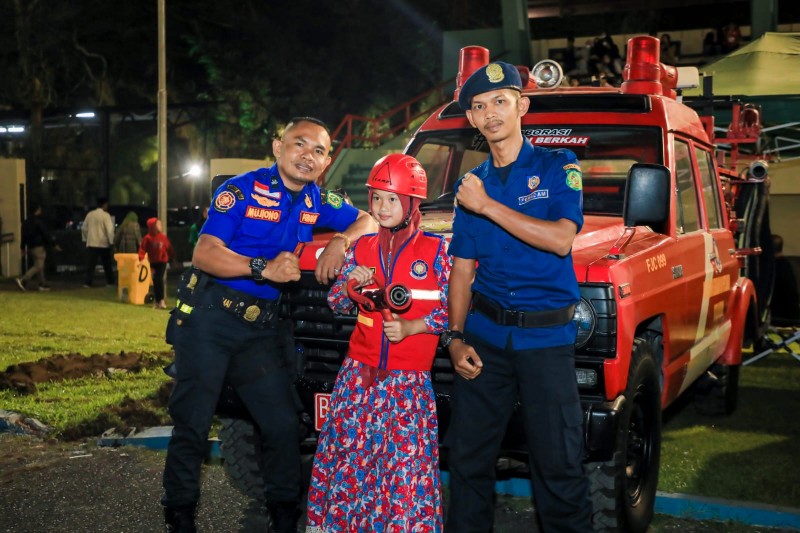 Dalam Menyemarakkan Perhelatan MTQ Ke-56 Tingkat Kota Medan
Dinas Pemadam Kebakaran dan Penyelamatan(PKP) Kota Medan Menampilkan Alat Peraga 
Pencegah dan Pemadam Kebakaran dan Mensosialisasikan Bahaya Kebakaran Baik Itu Dari Brosur Yang Disediakan Maupun Alat Peraga Yang Telah Dipersiapkan dan Dapat Dipakai Oleh Pengunjung Stand