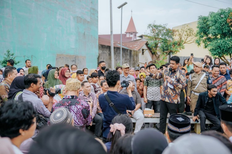 Wali Kota Medan, Bobby Nasution Melaksanakan Program Sapa Lingkungan (Saling)dan Menerima Sejumlah Keluhan Warga di Gang Langgar, Kelurahan Tegal Sari Mandala III, Kamis (9/3)