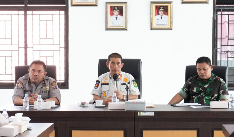 Pemko Medan Melalui Satuan Polisi Pamong Praja (Satpol PP), PUD Pasar, Pihak Kecamatan dan Kelurahan Berkolaborasi Dengan TNI/Polri Melakukan Penataan Pasar Sukaramai dan Pedagang Kaki Lima