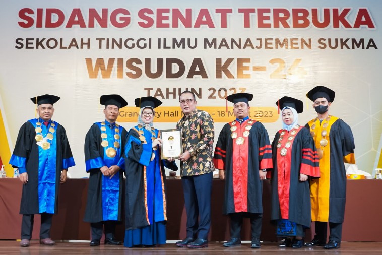 Wakil Wali Kota Medan H. Aulia Rachman Menghadiri Wisuda Sekolah Tinggi Ilmu Manajemen (STIM) Sukma Medan di Grand City Hall Hotel, Jalan Balai Kota Medan, Sabtu (18/3)