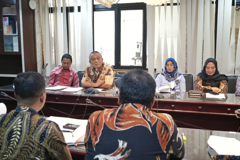 Asisten Perekonomian dan Pembangunan Setda Kota Medan Agus Suriyono Pimpin Rapat Pembahasan Usulan PUD Pasar Kota Medan yang akan Mendirikan Anak Perusahaan PUD Pasar, Bertempat di Kantor Wali Kota Medan, Kamis (6/4)