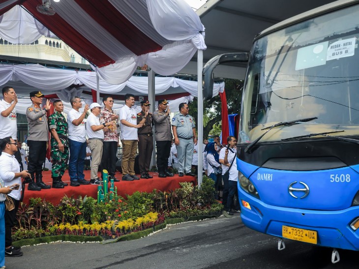 Wali Kota Medan Bobby Nasution Melepas Peserta Mudik Gratis Tahun 2023 Sebanyak 5.182 di Seputaran jalan Masjid Raya Al- Mashun, Rabu (19/4)