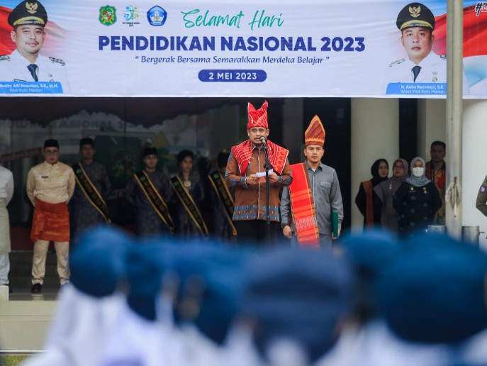 Wali Kota Medan Bobby Nasution Menjadi Inspektur Upacara Bendera Peringatan Hari Pendidikan Nasional (Hardiknas) Mengenakan Pakaian Adat Karo, di Halaman Kantor Wali Kota Medan, Selasa (2/5)