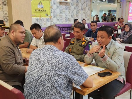 Kepala Badan Pendapatan Daerah (Bapenda) Kota Medan Benny Sinomba Siregar Didampingi Kasatpol PP Kota Medan Rakhmat Harahap
Mendatangi Hotel Madani dan Bakso Lapangan Tembak Menjemput Tunggakan Pajak, Jumat (5/5)