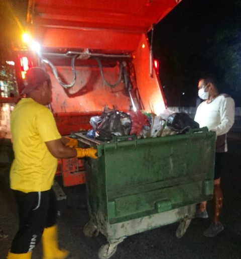 Petugas Kebersihan Dari Kec. Medan Deli Melakukan Penyisiran dan Pengangkutan Sampah di Ruas Jalan-Jalan Protokol Yang Masuk Ke Dalam Wilayah Medan Deli, Jumat (5/5)