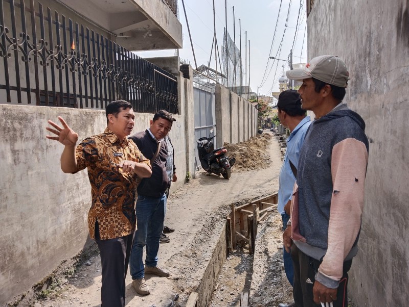 Camat Medan Kota Raja Ian Andos Lubis Menyampaikan Rehabilitasi Drainase Lingkungan Yang Dilakukan Menggunakan Dana Kelurahan (Dankel) di Triwulan I Tahun Anggaran 2023, Rabu (10/5)