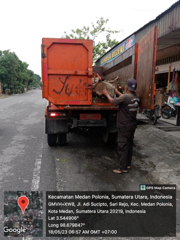 Kec. Medan Polonia Lakukan Penyisiran dan Pengangkutan Sampah di Jalan Protokol Setiap Hari