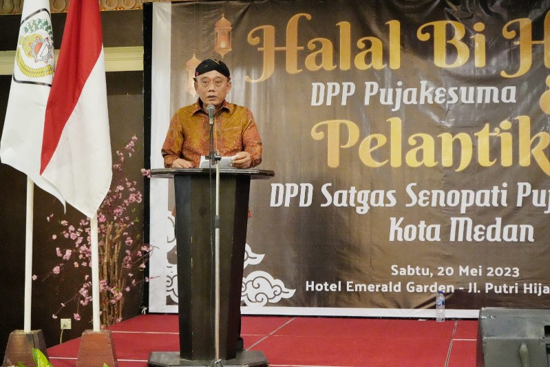 Asisten Perekonomian dan Pembangungan Setda Kota Medan Agus Suriyono Saat Mewakili Wali Kota Medan Bobby Nasution Dalam Acara Halal bi Halal DPP Pujakesuma & Pelantikan DPD Satgas Senopati Pujakesuma Kota Medan Yang Berlangsung di Hotel Emerald Garden, Sabtu (20/5) Malam