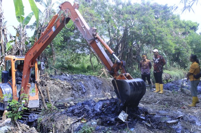 Kecamatan Medan Deli berkolaborasi dengan Dinas SDABMBK Melakukan Normalisasi Saluran Drainase Dari Hulu Ke Hilir Dalam Rangka Antisipasi Banjir di Wilayah Perbatasan Kota Medan dan Kab. Deli Serdang, Tepatnya di Wilayah Kelurahan Mabar Hilir dan Desa Sampali, Jum’at (26/5)