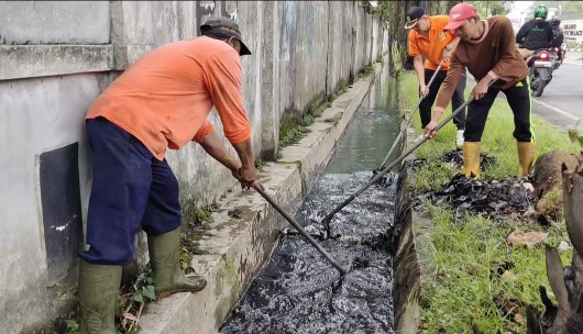 Medan Sunggal Massif Normalisasi Drainase &  Posko Antisipasi Sampah Liar