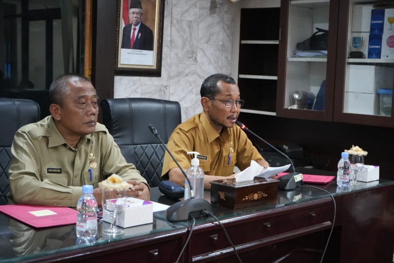 Asisten Perekonomian dan Pembangunan Setda Kota Medan Agus Suriyono Membuka Acara Focus Group Discussion (FGD) Dengan Tema Transparansi Kemudahan Perizinan di Kota Medan, di Kantor Wali Kota Medan, Selasa (13/6)