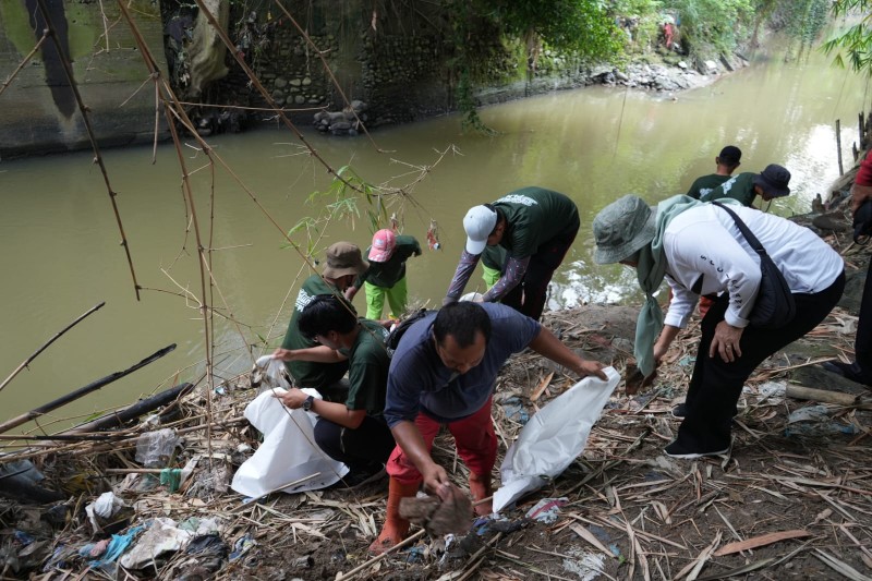 Dalam Rangka Memperingati Hari Lingkungan Hidup Sedunia, Pemko Medan melalui Kec. Medan Polonia Melakukan Gotong Royong Massal Membersihkan Bantaran Sungai Babura Dari Sampah Yang Berserakan, Jumat (16/6)