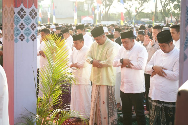 Wali Kota Medan Bobby Nasution Melaksanakan Salat Iduladha 1444H di Lapangan Bola Mabar, Kec. Medan Deli, Kamis (29/6)