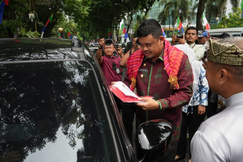 Wali Kota Medan Bobby Nasution Didampingi Sejumlah Pimpinan Perangkat Daerah di Lingkungan Pemko Medan Bagikan 500 Bendera Merah Putih Kepada Pengendara Yang Melintas di Depan Kantor Wali Kota Medan, Jumat (7/7)