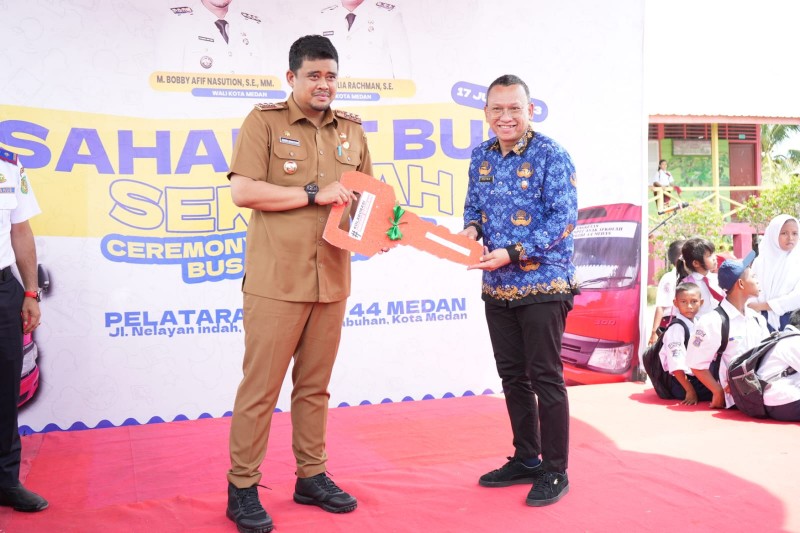 Wali Kota Medan Bobby Nasution Dalam Acara Penyerahan Bus Sekolah Yang Diselenggarakan di UPT SMP N 44 Medan, Jalan Chaidir, Kec. Medan Labuhan, Senin (17/7)