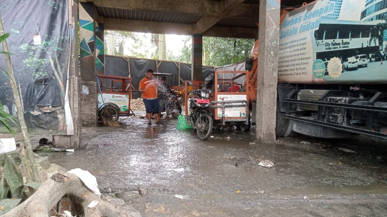 TPS Teladan Setiap Hari Dibersihkan, Disiram Disinfektan & Karbol