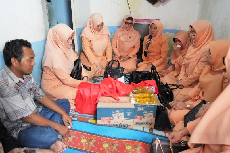 Ketua Dharma Wanita Persatuan Dinas Pendidikan dan Kebudayaan Kota Medan Ny. Dona Laksamana Putra Siregar Menyerahkan Bantuan Kepada Korban Kebakaran & Korban Begal di Belawan, Kamis (20/7)