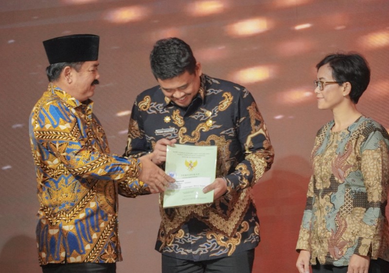 Wali Kota Medan Bobby Nasution Menerima Sertipikat Yang Diberikan Langsung Menteri ATR/BPN RI Hadi Tjahjanto di Aula Raja Inal Siregar, Kantor Gubernur Sumut, Jalan Pangeran Diponegoro Medan, Kamis (20/7)