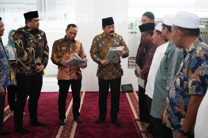 Wali Kota Medan Bobby Nasution Bersama Menteri Agraria dan Tata Ruang/Badan Pertanahan Nasional (ATR/BPN), Hadi Tjahjanto Menyerahkan Sebanyak 11 Sertipikat Tanah Wakaf Rumah Ibadah dan Madrasah Kepada Masing-Masing Pengurus, Bertempat di Masjid Fajar Ramadhan, Jln Karya Wisata Komp. JIP 2, Ke. Medan Johor, Kamis (20/7)