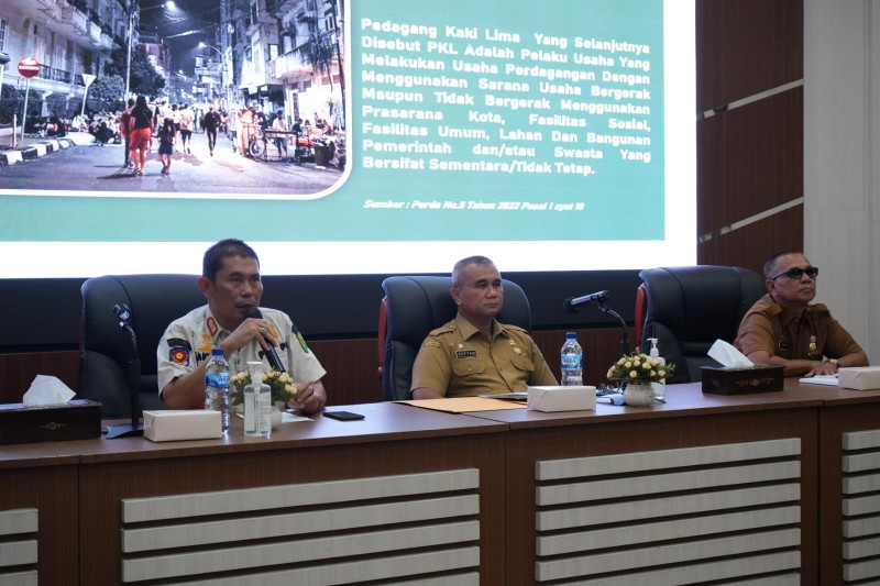 Asisten Pemerintahan dan Kesejahteraan Rakyat Setda Kota Medan, M. Sofyan Memimpin Rapat Strategi Penataan Pedagang Kaki Lima (PKL) di Kota Medan, di Kantor Wali Kota Medan, Senin (7/8)