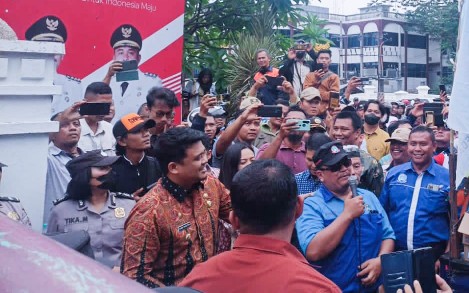 Wali Kota Medan Bobby Nasution Naik Mobil Komando Terima Aspirasi Ratusan Pekerja