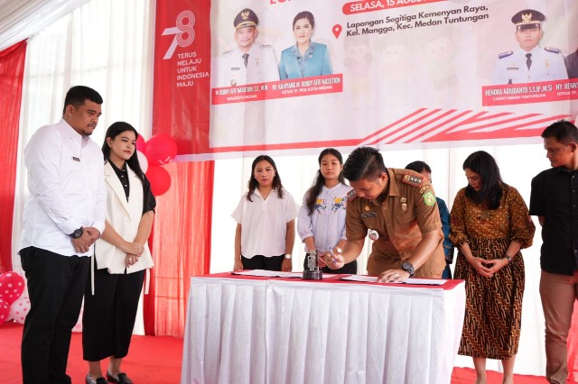 Wali Kota Medan Bobby Nasution Menyaksikan Penandatanganan Kerjasama Antara Kecamatan Medan Tuntungan Dengan Bapak Asuh Stunting dan Klinik Asuh Stinting, di Lapangan Segi Tiga, Jln. Kemenyan Raya, Kel. Mangga Kec. Medan Tuntungan, Selasa (15/8)