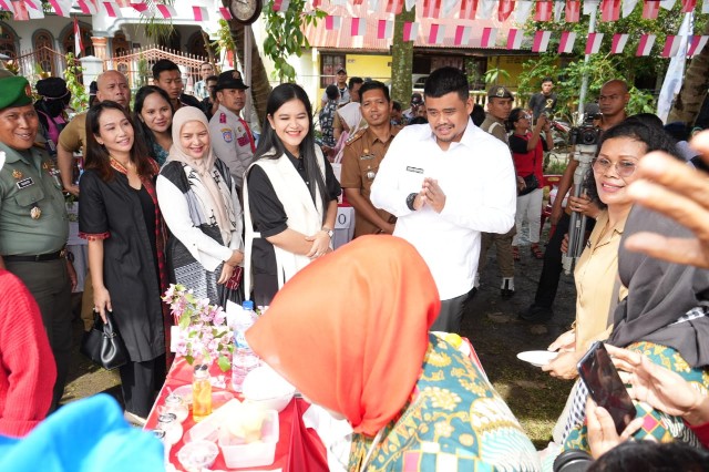 Wali Kota Medan Bobby Nasution Didampingi Ketua TP PKK Kota Medan Ny. Kahiyang Ayu M. Bobby Afif Nasution Menyaksikan Lomba Memasak Menu Stunting Yang di Swlenggarakan Oleh Kecamatan Medan Tuntungan, Selasa (15/8)