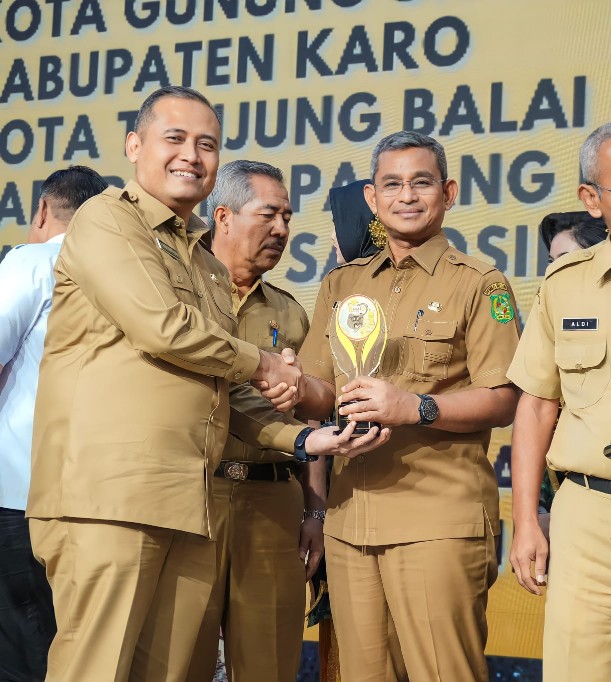 Sekda Kota Medan Wiriya Alrahman Mewakili Wali Kota Medan Bobby Nasution Menerima Anugerah Keterbukaan Informasi Publik, di Aula Raja Inal Siregar Kantor Gubsu, Selasa (15/8) Sore