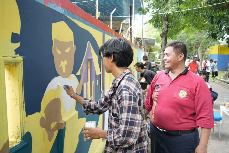 Pagar Tembok Kantor Camat Medan Helvetia Dicoret-coret Seniman Jumat (18/8)