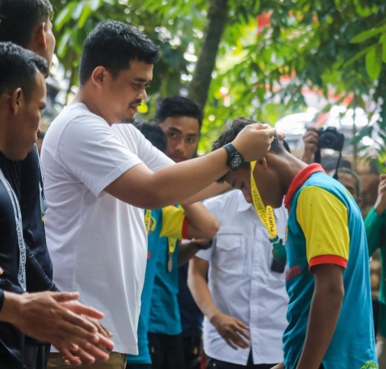 Wali Kota Medan, Bobby Nasution Menyerahkan Medali Kepada Pemenang Pertandingan Arung Jeram Porkot XIII di Taman PLN, Jalan Sudirman, Kecamatan Medan Baru, Rabu (23/08/2023)